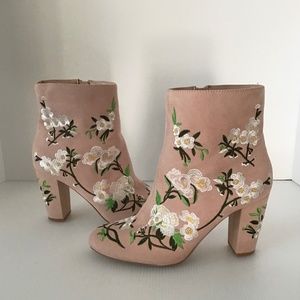 PINK ANKLE BOOTS WITH NEEDLEWORK SZ. 9